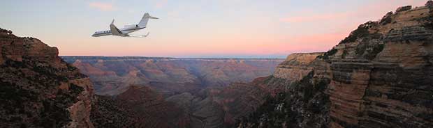 Avion volant dans le Grand Canyon au crépuscule
