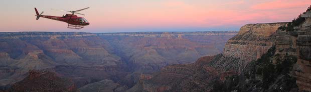Un hélicoptère volant au crépuscule dans le Grand Canyon.